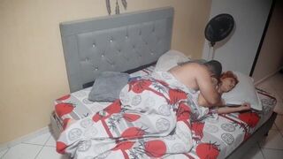 Я соблазняю отчима, и он трахает меня в постели моей матери. порно